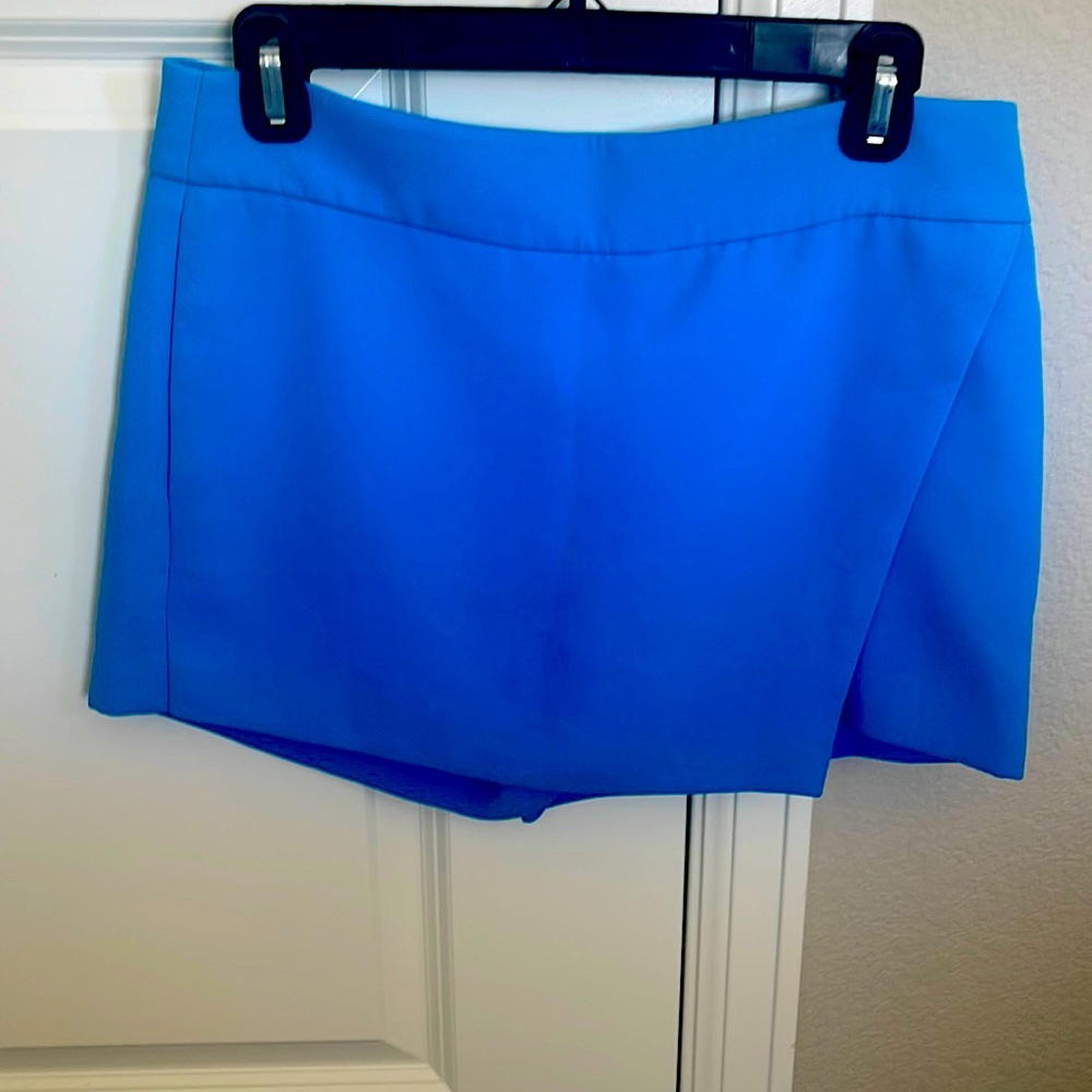 J.Crew Skort w/ pockets & side zipper detail. Size 2 NWOT super flattering